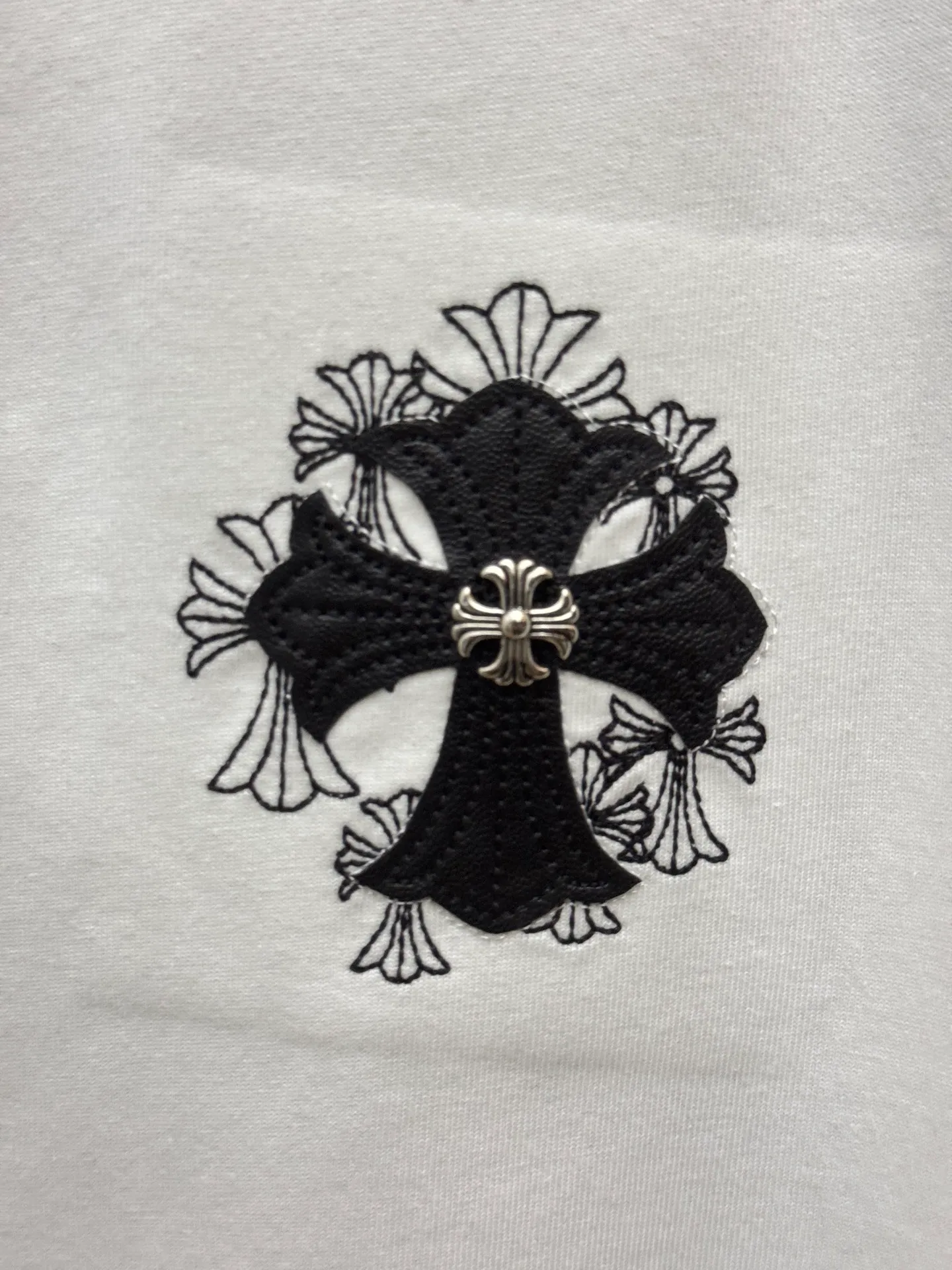 P200 top version, real shot without P, ​​different from market currency) 𝗖𝗵𝗿𝗼𝗺𝗲 𝗛𝗲𝗮𝗿𝘁𝘀/Cro Heart 2026 Spring New Original Single Counter American Laser Skin Embroidery Couple Color Short Sleeves 👑The highest version! Customized fabric 300 grams, best-selling model at the counter, very comfortable to wear. Accessories: original molded and authenticated collar label ➕ 100% silk wash water label. Genuine purchase-grade original hangtag➕matching hanging rope➕3D hanging beads➕original packaging bag. Craftsmanship: The original version has consistent wiring! The highest version of the armhole matching technique! Color: white and black Size: S M L XL Style number: 26-2036